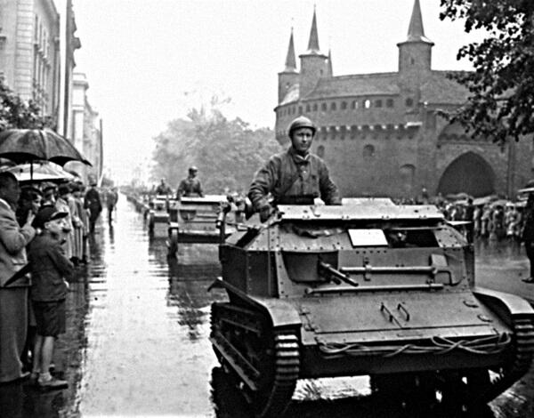 Польские танкетки ТК3 на довоенном параде в Кракове В 1939 г они имели уже - фото 13