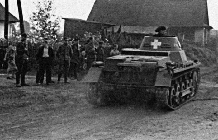 PzI на дорогах блицкрига в Польше В 1939 г немецкие танки обозначались - фото 15