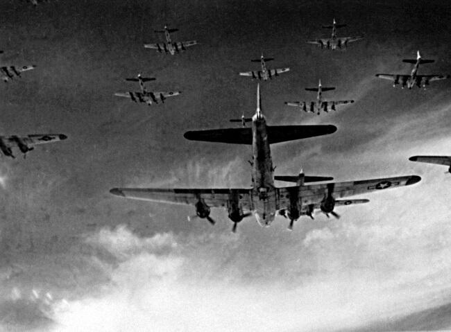 Строй бомбардировщиков Б17 летающая крепость над Германией - фото 167