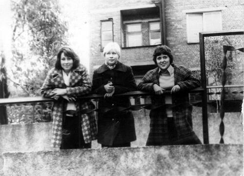 Старая фотография трое девчонок на мостике у крепостной стены Осень Желтые - фото 1