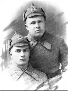 Курсанты 3й Военной школы авиационных техников Борис Безруков слева Яков - фото 5
