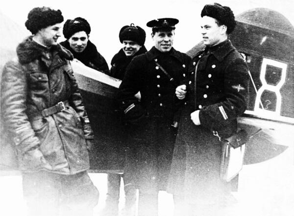 Поломка не серьёзная докладывал ЯИБочков первый слева командиру отряда - фото 11