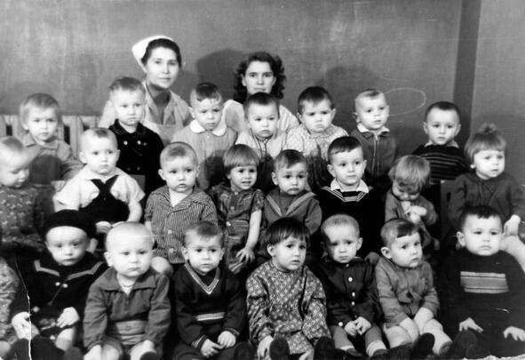 Детский сад Я в первом ряду второй справа 1963 г мне 1 год Я и не - фото 4