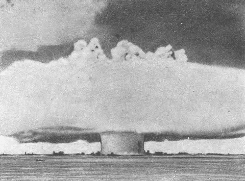 Рис 5Столб воды и облако взрыва в первый момент их образования при подводном - фото 9