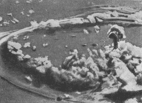 Рис 7Общий вид района подводного атомного взрыва в лагуне Бикини с самолета - фото 11