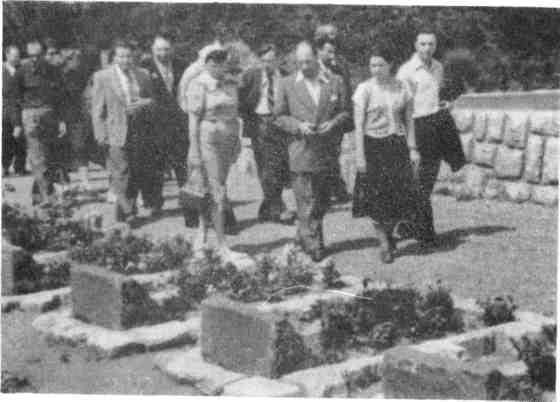 Наши кинематографисты в Братиславе у братских могил советских воинов На - фото 47
