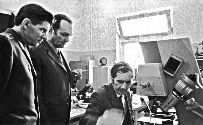 В НТО ГУВД Москвы Второй слева А Адамов 1973 год Из личного архива Е - фото 4