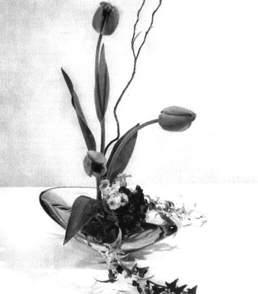Красные тюльпаны укреплены в моховой подушке в овальной вазе из нежноголубого - фото 79