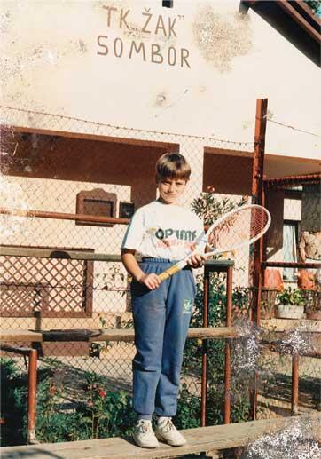 Сентябрь 1991 Сомбор Сербия В клубе где я тренировалась Мне восемь лет - фото 6