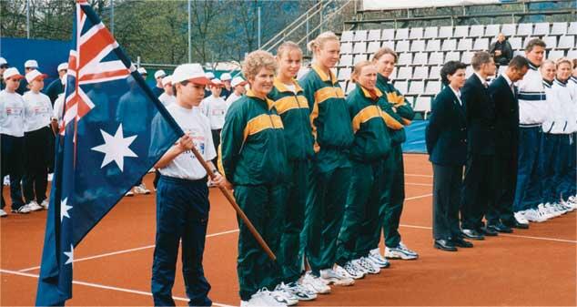 Апрель 1999 Лесли Боури и ее сборная в Кубке Федерации Я рядом с Лесли - фото 19