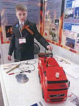 Александр Богатыйи его модель пожарной машины В первом случае пламя тушили с - фото 3