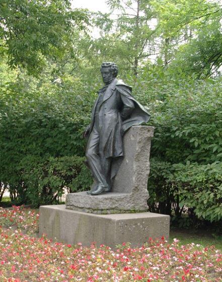 Памятник Пушкину у Египетских ворот Опираясь на гранитный парапет чуть - фото 2