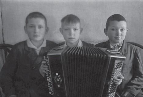 Игорь Бернакевич слева Юра Плишкин Витя Чебыкин в детском доме 20 3 - фото 1