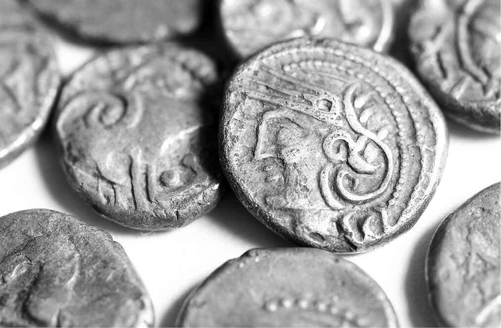 Галльские монеты Серебро Обычную их одежду составлял короткий полосатый или - фото 3