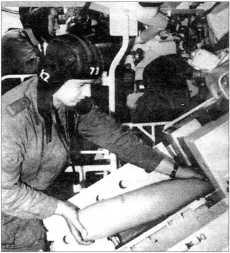 Заряжание пушкигаубицы 2АЗЗМ В 1970 году для САУ Акация начали разработку - фото 38