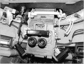 Прибор наблюдения ТКНЗА установленный в командирской башенке САУ Вид на - фото 40
