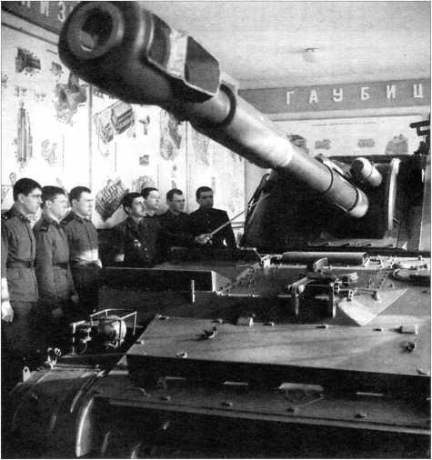 Военнослужащие одной из артиллерийских частей Советской Армии изучают - фото 50