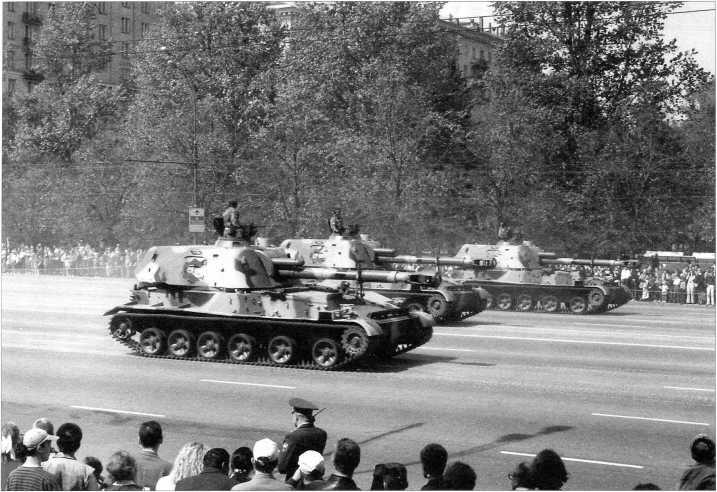 Самоходные гаубицы Акация на Кутузовском проспекте после парада Москва 9 - фото 57