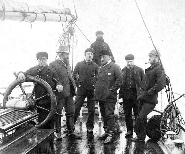 Третий слева Артур Конан Дойл 12 июля 1880 г фотография WJA Grant - фото 9