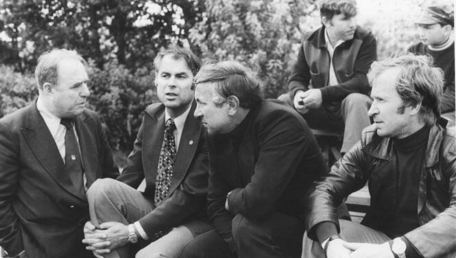 П Ф Садырин в тренерском штабе Ю А Морозова 1980 г Слева направо М С - фото 19