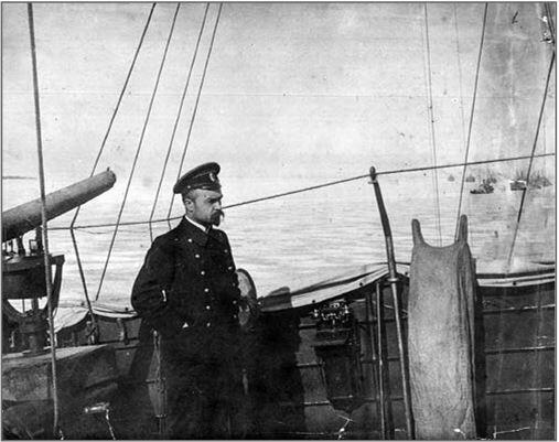 А М Щастный на мостике флагманского корабля Кречет во время Ледового - фото 20