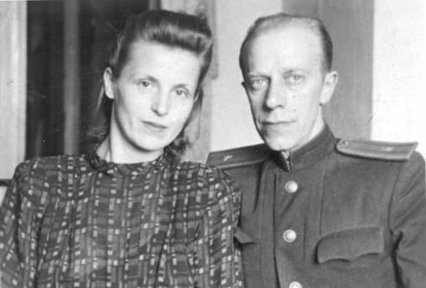 Е Коковин с женой Надеждой Андрониковной Е Коковин справа с художником - фото 5