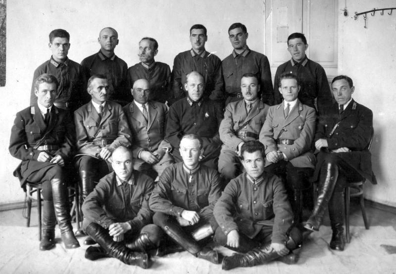 Инструкторы и курсанты 1924 г 1928 год Летчики на аэродроме - фото 20