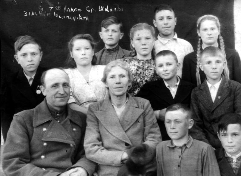 З П Кокорина с учащимися 7 класса школы п ЧолпонАта 1947 г Многого - фото 55