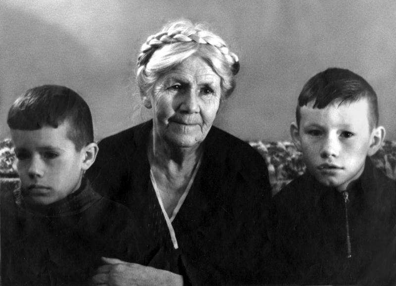 З П Кокорина с внуками 1965 г Николай Николаевич меня помнил Он помнил и - фото 56