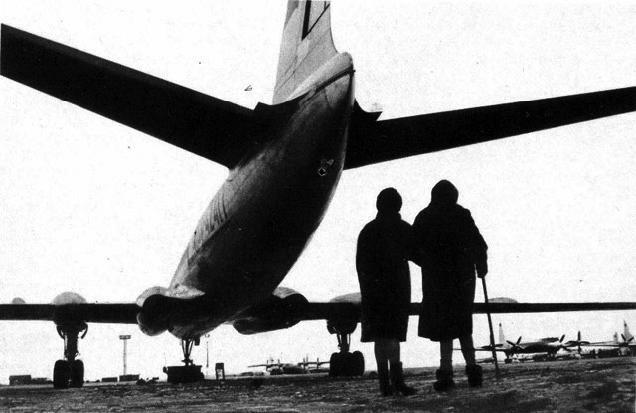 На аэродроме З П Кокорина с дочерью Ощущение чуда осталось 1969 г - фото 62