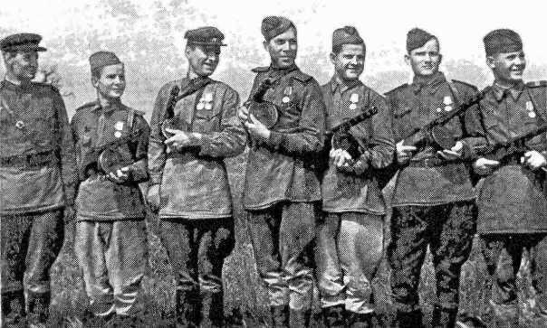Разведчики взвода которым командовал лейтенант Н Клименко слева после - фото 40