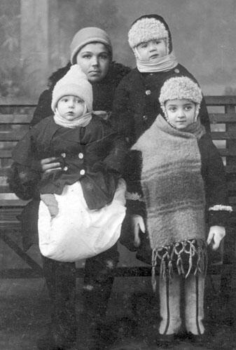 Дети тети Риты с няней Конец 20х гг прошлого века На скамейке стоит - фото 2