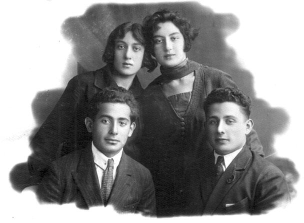 Довоенное фото братьев и сестер Кильфиных сидят Ромик и Саня стоят Рахиль и - фото 4
