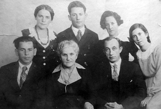 Семья Смолянских перед войной Сидят слева направо Соломон старший сын - фото 7