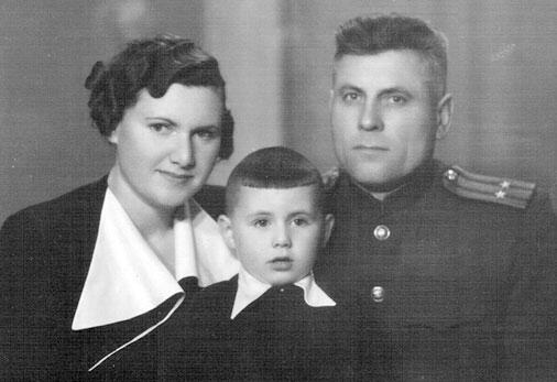 Лия Герцевна Кизина с мужем Степаном Яковлевичем Тарасенко и сыном Юрой наши - фото 13