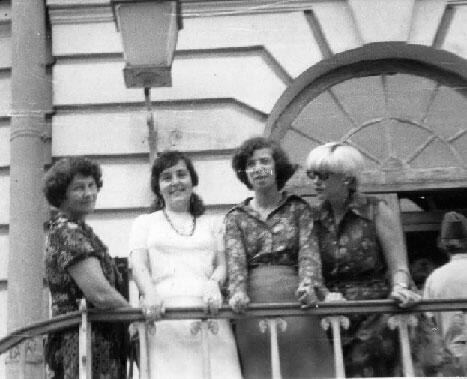 Посещение лицея слева направо стоят Лия Евсеевна Ковалева Наташа Каплан Аня - фото 17
