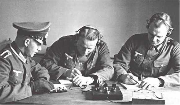 BURN AFTER READING TIE ESPIONAGE HISTORY OF WORLD WAR II Оформление художника - фото 2