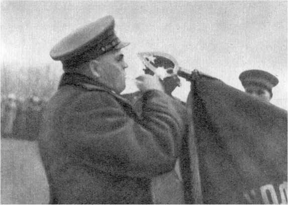 П И Фоменко прикрепляет боевой орден на Знамя 62й гвардейской стрелковой - фото 14