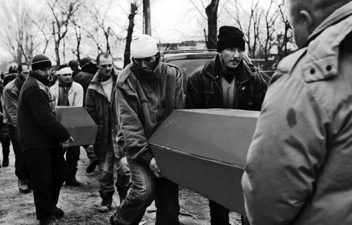 Украинские пленные военнослужащие переносят гробы с телами своих товарищей - фото 8