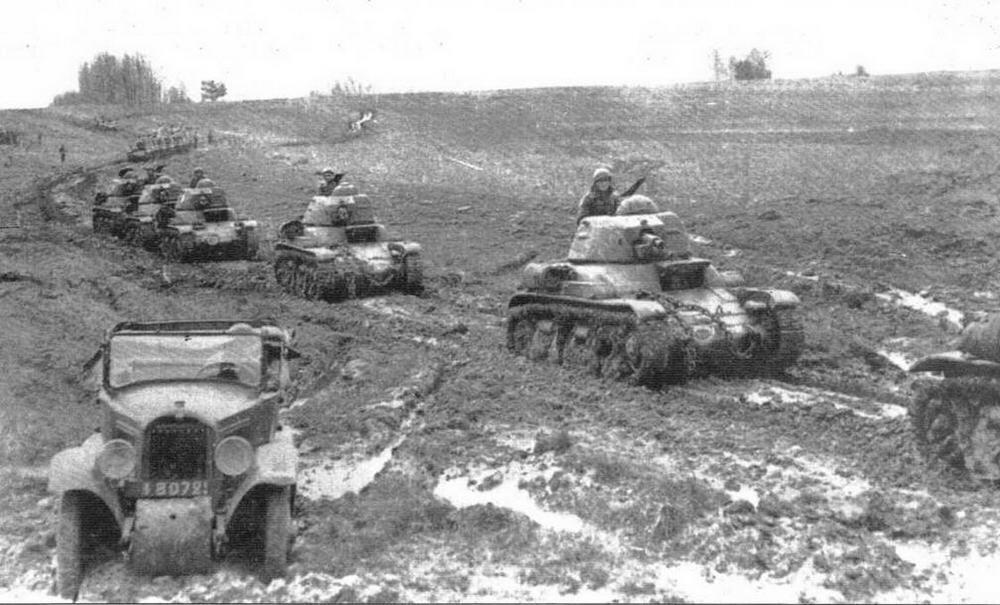Колонна лёгких танков R35 на тактических занятиях Весна 1940 г По окончании - фото 2