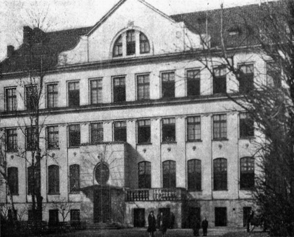 В 1912 г Корчак оставляет профессию врача и основывает Дом сирот для еврейских - фото 4