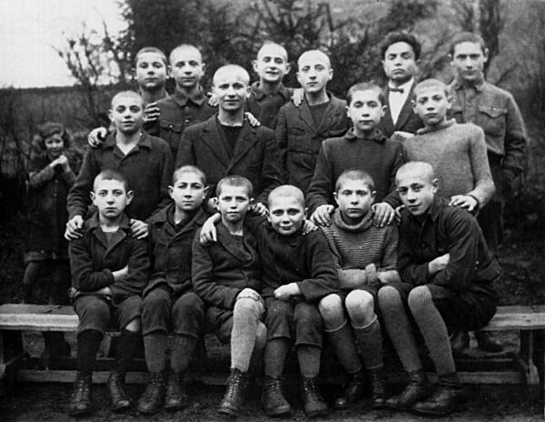 Дети с одним из учителей Арье Бухнером Дом сирот на Крохмальной 92 1930 г - фото 6