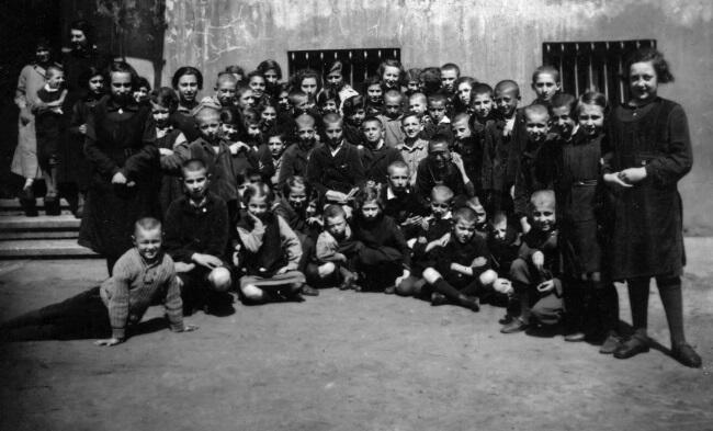 Воспитанники Дома сирот 1934 г Януш Корчак у здания Дома сирот 19381939 - фото 7