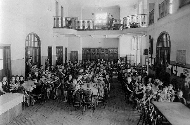 В актовом зале Дома сирот на Крохмальной 1940 г Детский дом Корчака - фото 10