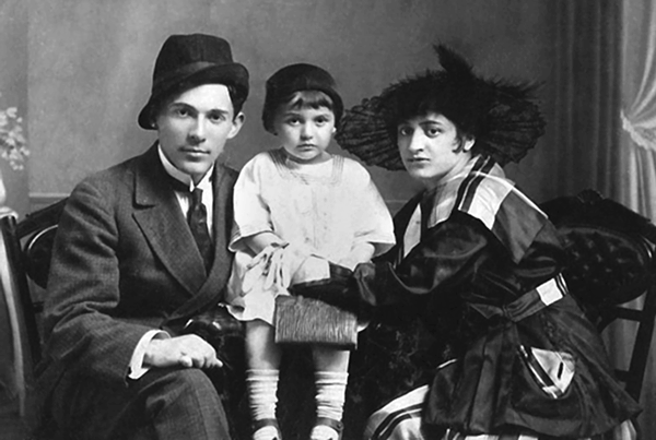 Молодая семья Утесовых Леонид и Елена с дочерью Эдит Но почемуто быстро - фото 2