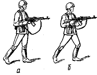 Рис 18 Положение при стрельбе на ходу а с прикладом прижатым к боку б - фото 18
