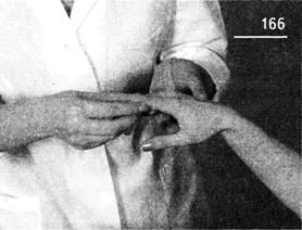 Вытягивание руки Берут пациента за руку упираются ступней ему под мышку и - фото 171