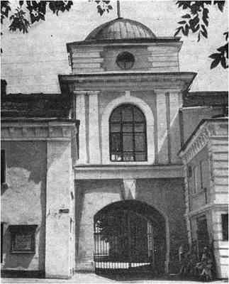 Югозападные ворота бывшего Гостиного двора Памятник архитектуры XVIII века - фото 1