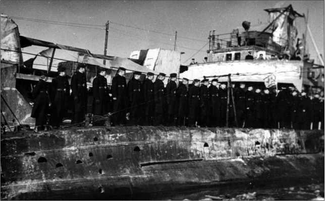 Церемония вручения гвардейского военноморского флага экипажу ПЛ Щ303 1 марта - фото 2
