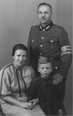 Hartmut Topf with his parents Albert and Irmgard COURTESY OF HARTMUT TOPF - фото 21